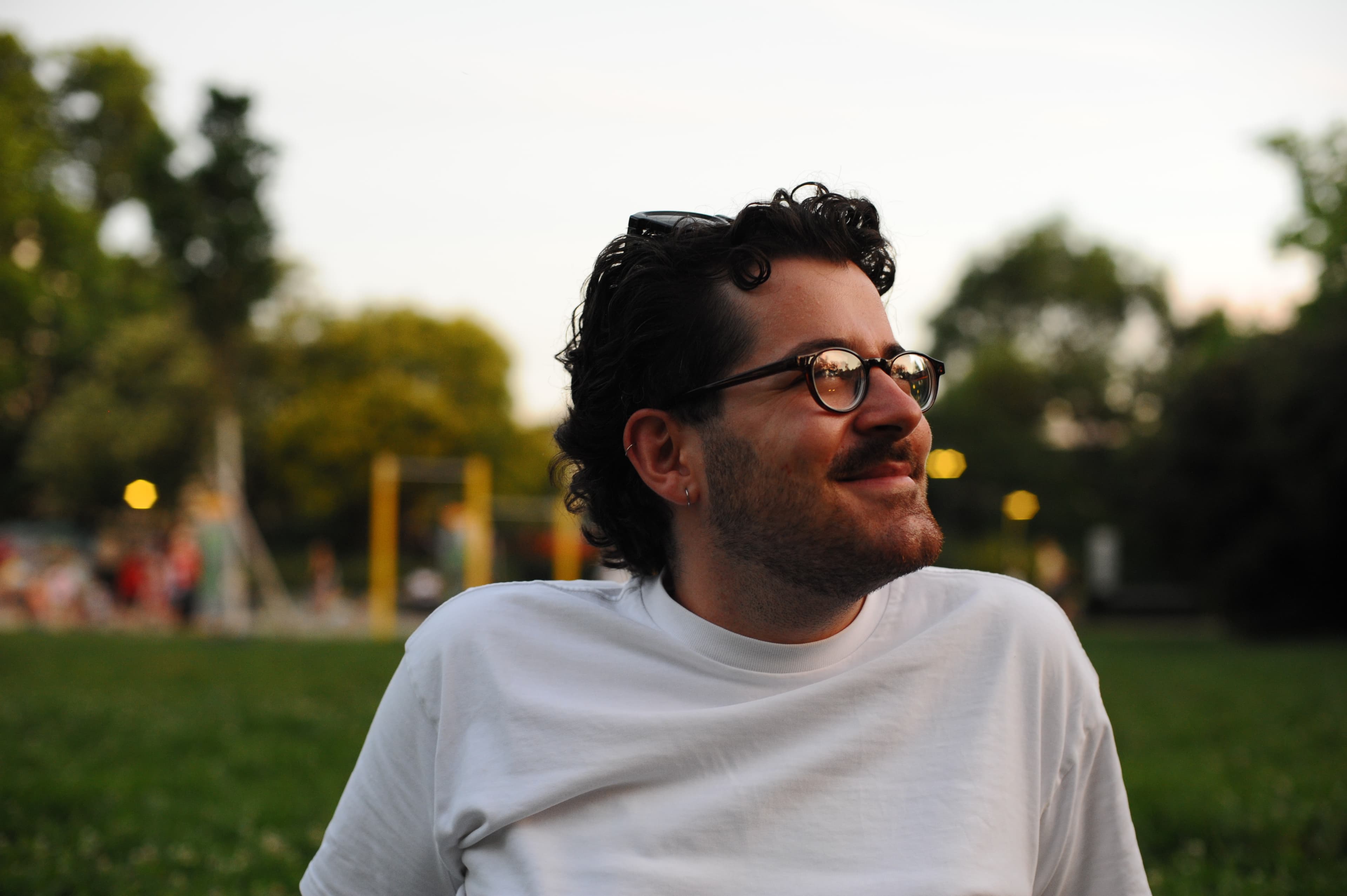 Seitliches Porträt eines Mannes mit Brille im Park